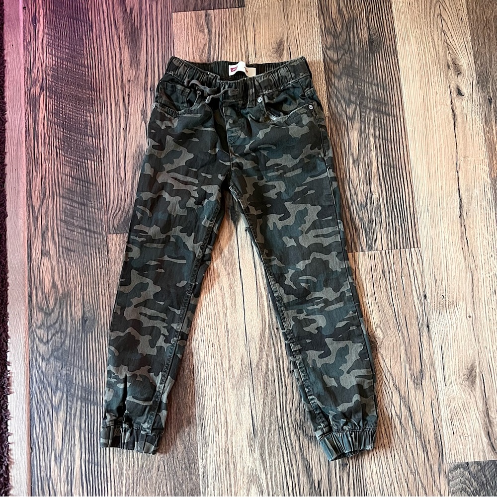Levi boys size 10 camouflage joggers. NWOT